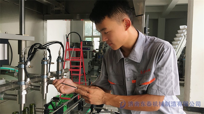 全自動(dòng)酥油灌裝機安裝.jpg 全自動(dòng)酥油灌裝機安裝.jpg